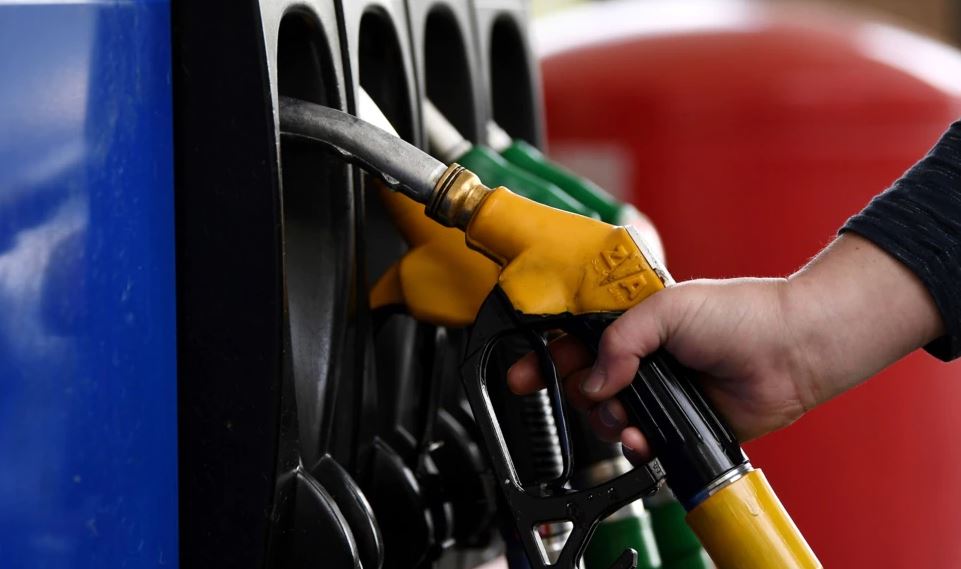 Autoriteti Konkurrencës nis hetimin, nafta në Kosovë shkon në 1.55 euro për litër